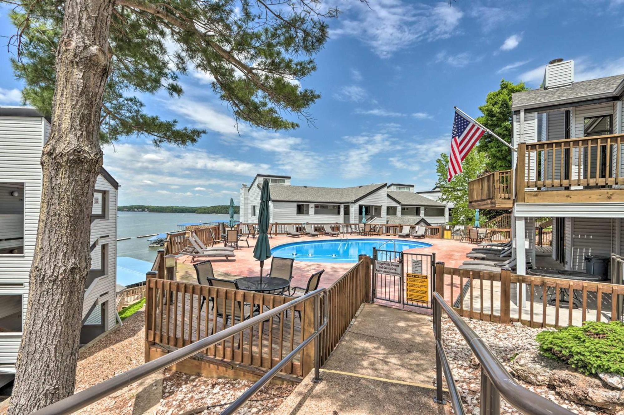 Sunny Osage Beach With Balcony And Lakefront View Eksteriør billede